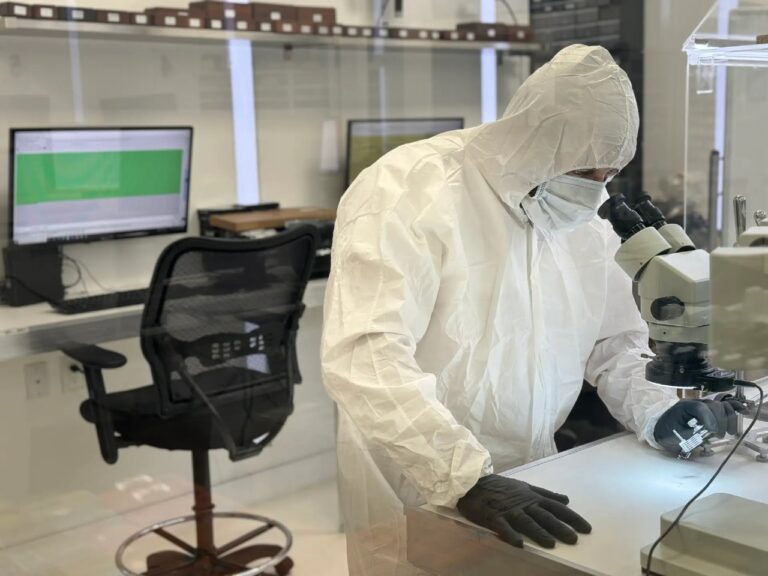 Device diagnosis in a cleanroom lab for data recovery
